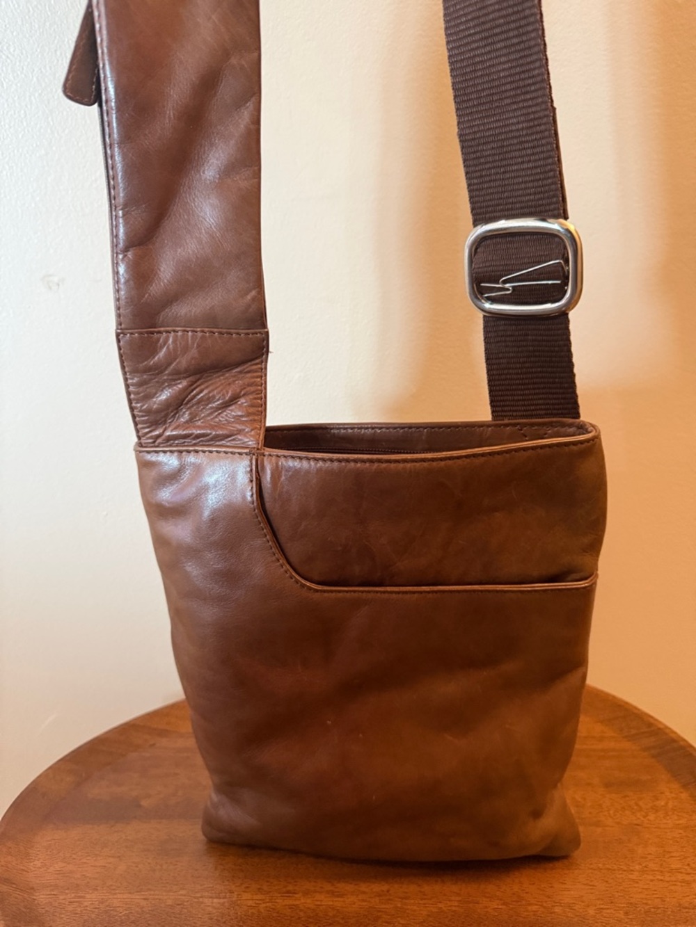 ILI New York Brown Leather Crossbody Bag with Adjustable Strap